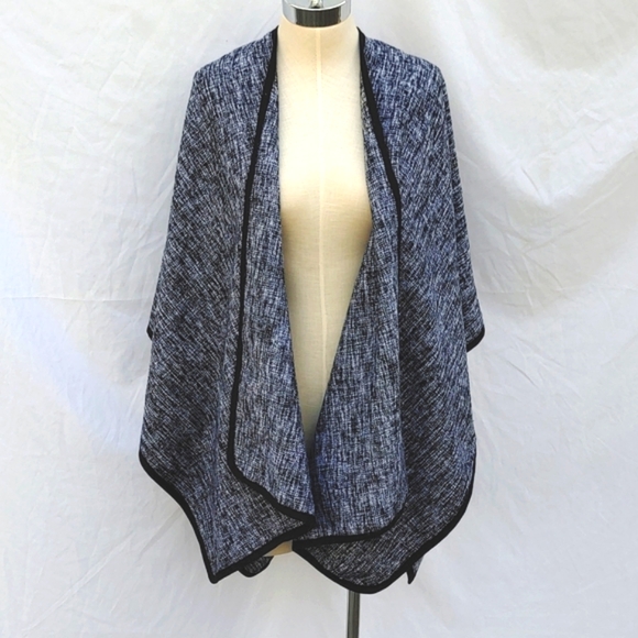 Ladies black and grey wrap with black piping, stylish and warm - Picture 7 of 8